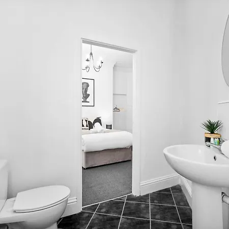 Luxury Apartment - High-Speed Wifi - Free Netflix - Wolverhampton 7Pc Exterior photo