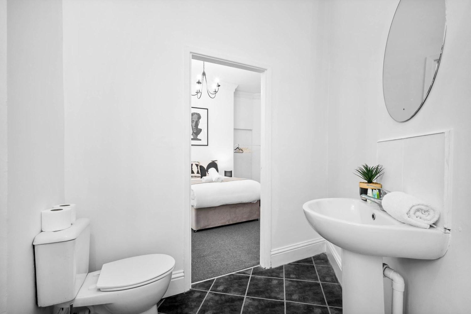 Luxury - High-speed Wifi - Free Netflix - 7pc Apartment *