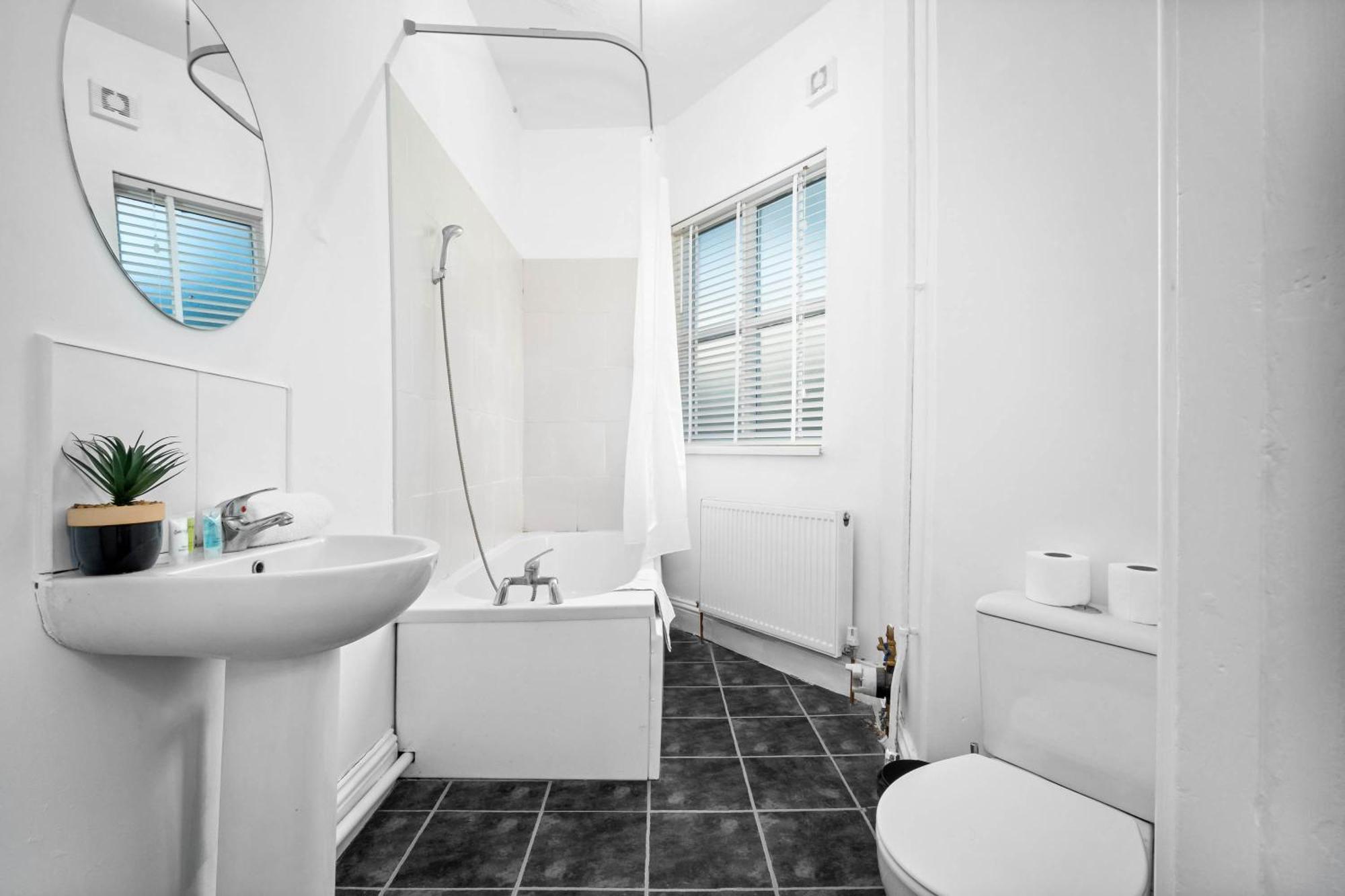 Luxury - High-speed Wifi - Free Netflix - 7pc Wolverhampton